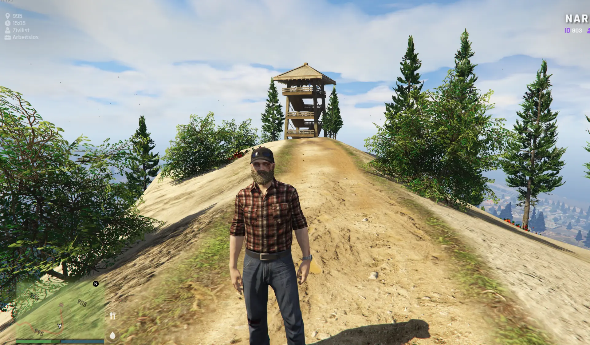 In-Game-Screenshot einer erhöhten Hügellandschaft mit Aussichtsturm, Bäumen und Blick zur Stadt in Narco City
