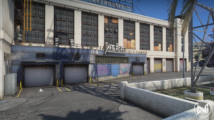 Außenansicht der Afterlife Tuners Garage V2: große Werkstatthalle mit Rolltoren und Hof in einer Stadtstraße
